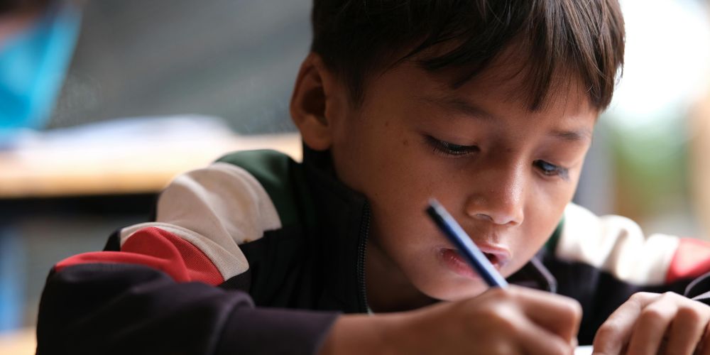 A child writing in the classroom