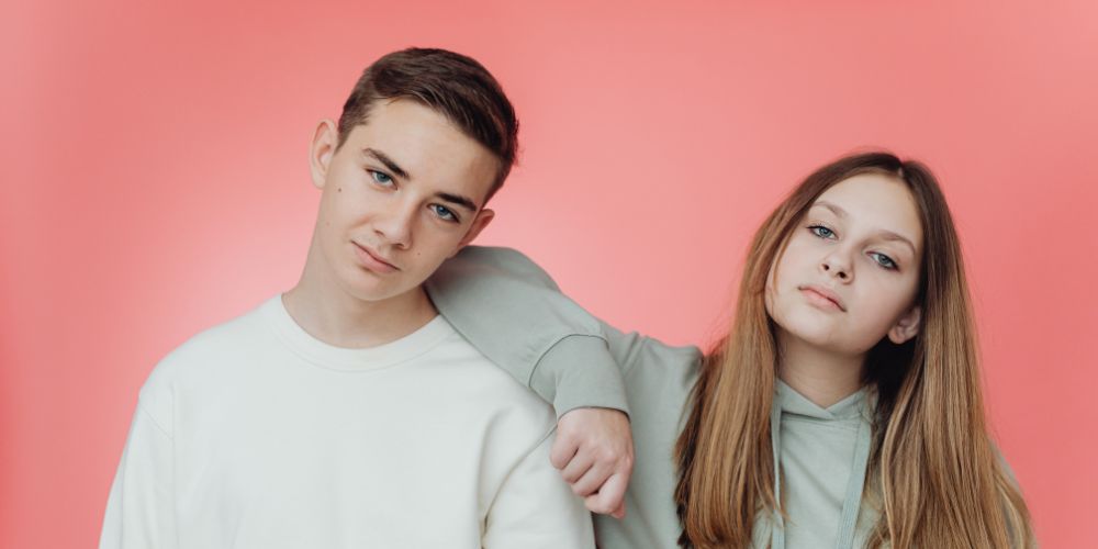 Two teenage people 