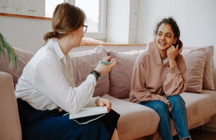 Psychologist sitting talking with her female patient.